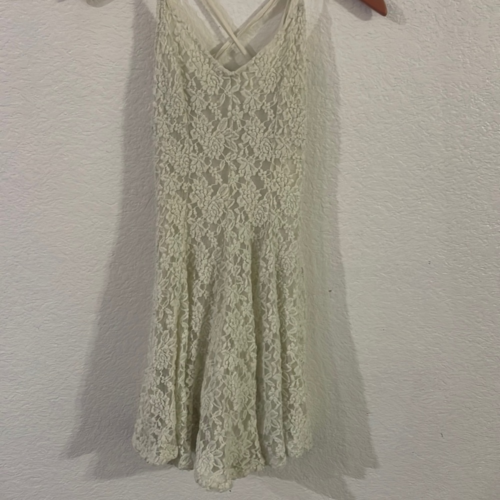 American Eagle Outfitters Mid-Thigh Length Cream Dress with Floral Pattern.